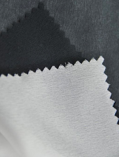 Dokuma tela, giysinin yapısını güçlendirmek ve geliştirmek için kullanılan bir kumaştır.